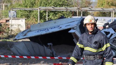 Камион е паднал от Аспаруховия мост във Варна а шофьорът