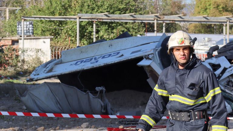Камион е паднал от Аспаруховия мост във Варна, а шофьорът