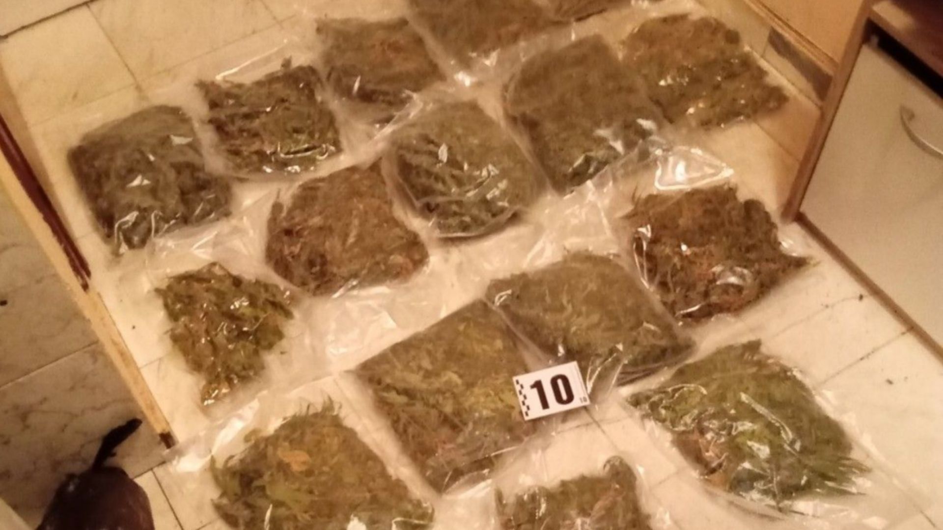 Столични криминалисти иззеха над 2 кг. дрога от дома на дилър (снимки)