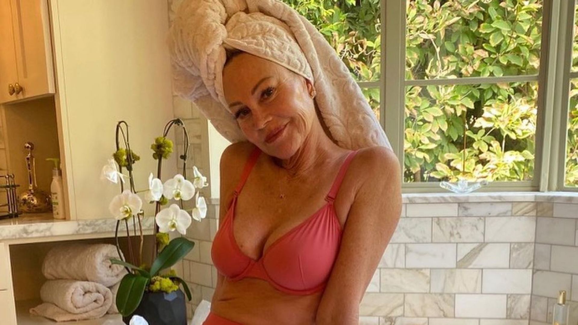От банята: На 63 г. Мелани Грифит съблазнява със снимки по бельо