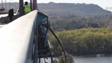 Експертиза ще покаже защо мантинелите на Аспаруховия мост не могат да спрат камион