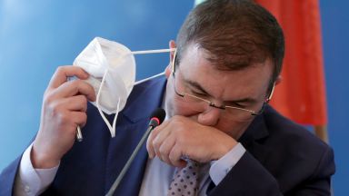 Министърът на здравопазването Костадин Ангелов стана първият от контактните с