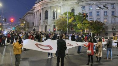106-а вечер на протести - в София студенти блокираха кръстовище (снимки)