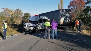 Двама души са загинали и петима са ранени при катастрофата