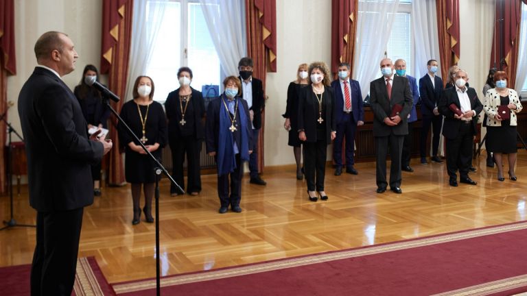 Връчвайки тези високи отличия искам да ви благодаря за това,