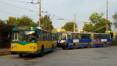 Жена на средна възраст заплаши с пистолет бременна в тролей