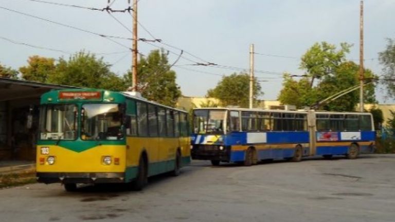 Жена на средна възраст заплаши с пистолет бременна в тролей