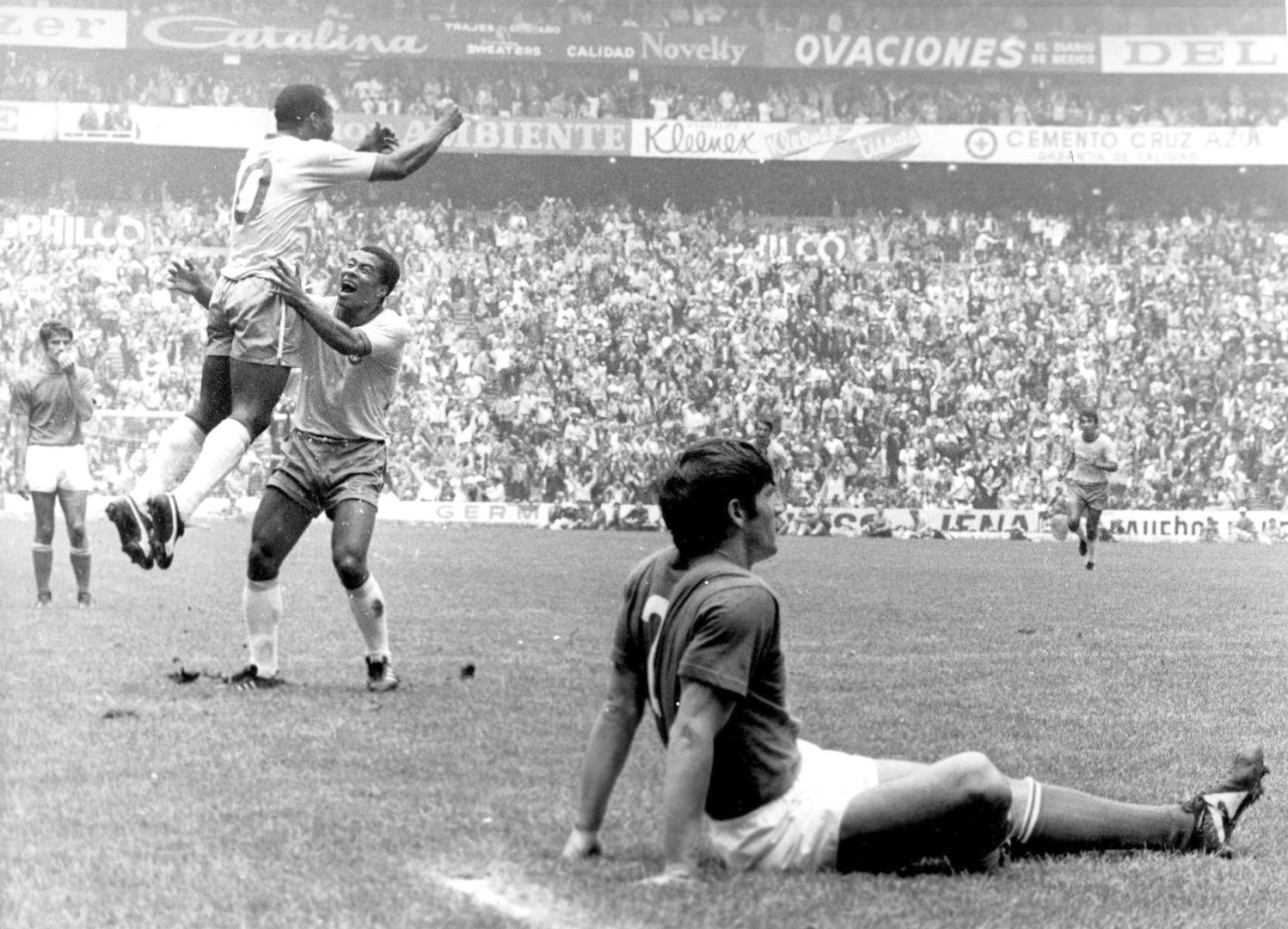 1970 г., Мексико сити. Пеле празнува поредния гол в италианската врата на финала на Мондиала. Бразилия печели с 4:1 и е световен шампион.