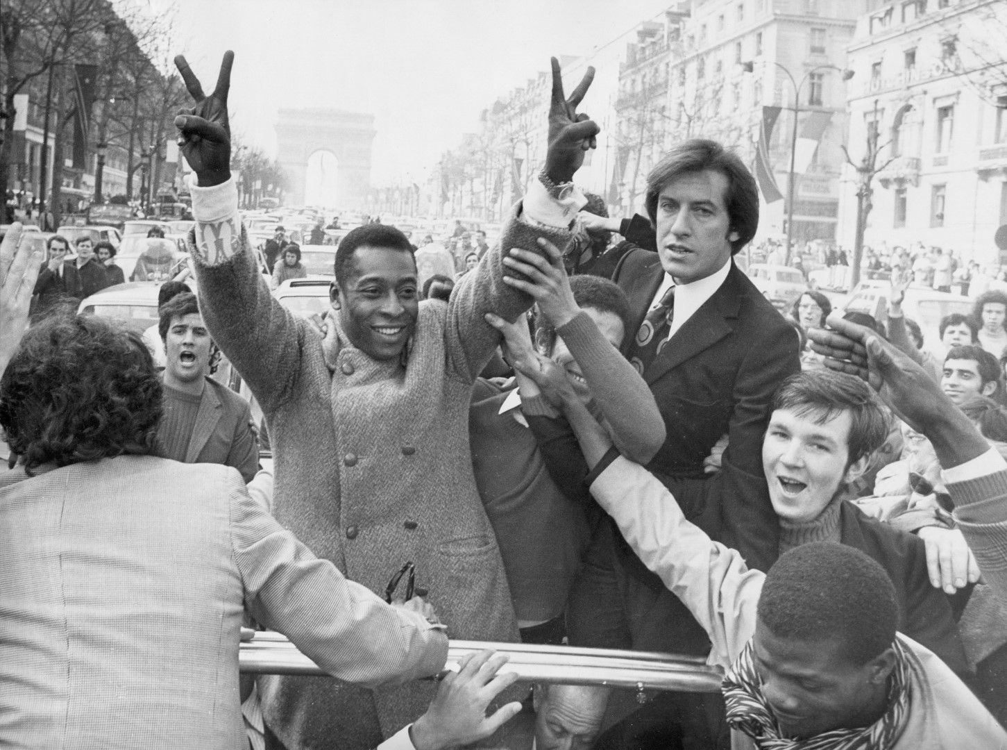    1971 г., Париж. Хиляди французи излизат да посрещнат Пеле и Сантос, а Краля на футбола отива на прием в кметството. Появата му в Европа за демонстративни мачове на няколко пъти предизвиква такава еуфория.