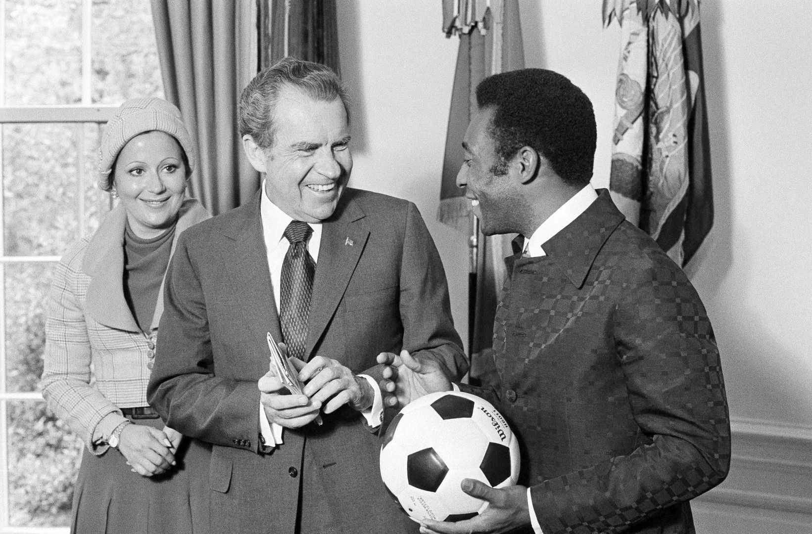 1973 г., Вашингтон, Белия дом. Пеле подарява топка с автограф на американския президент Ричард Никсън.