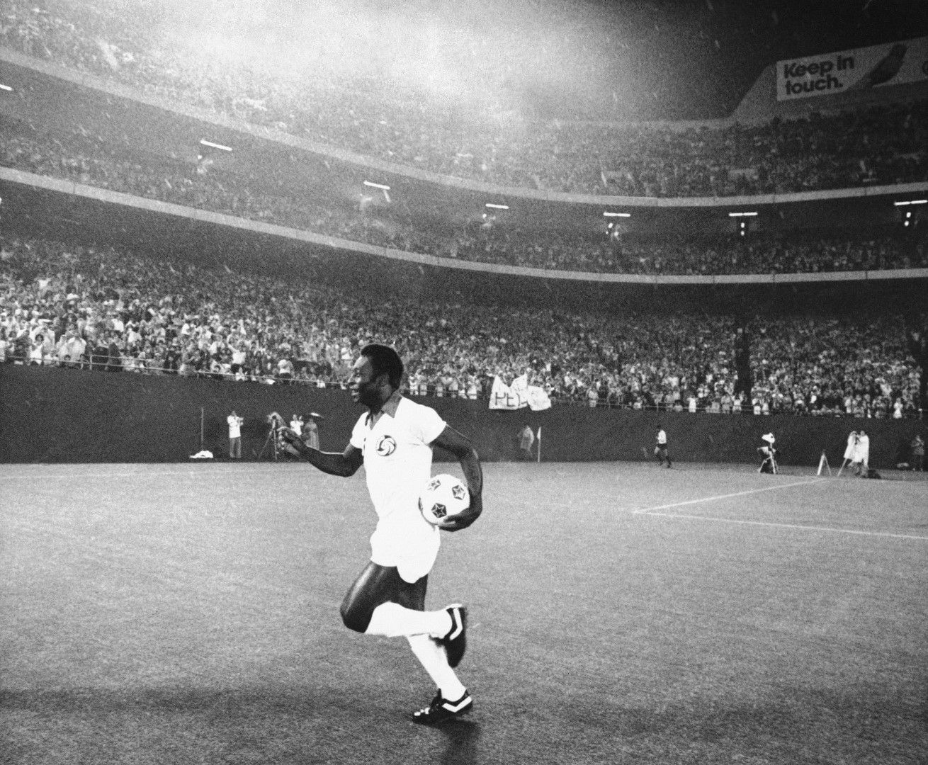1975 г., Пеле се появява за първи път на терена с екипа на Космос от Ню Йорк, а стадионът е препълнен за посрещането му
