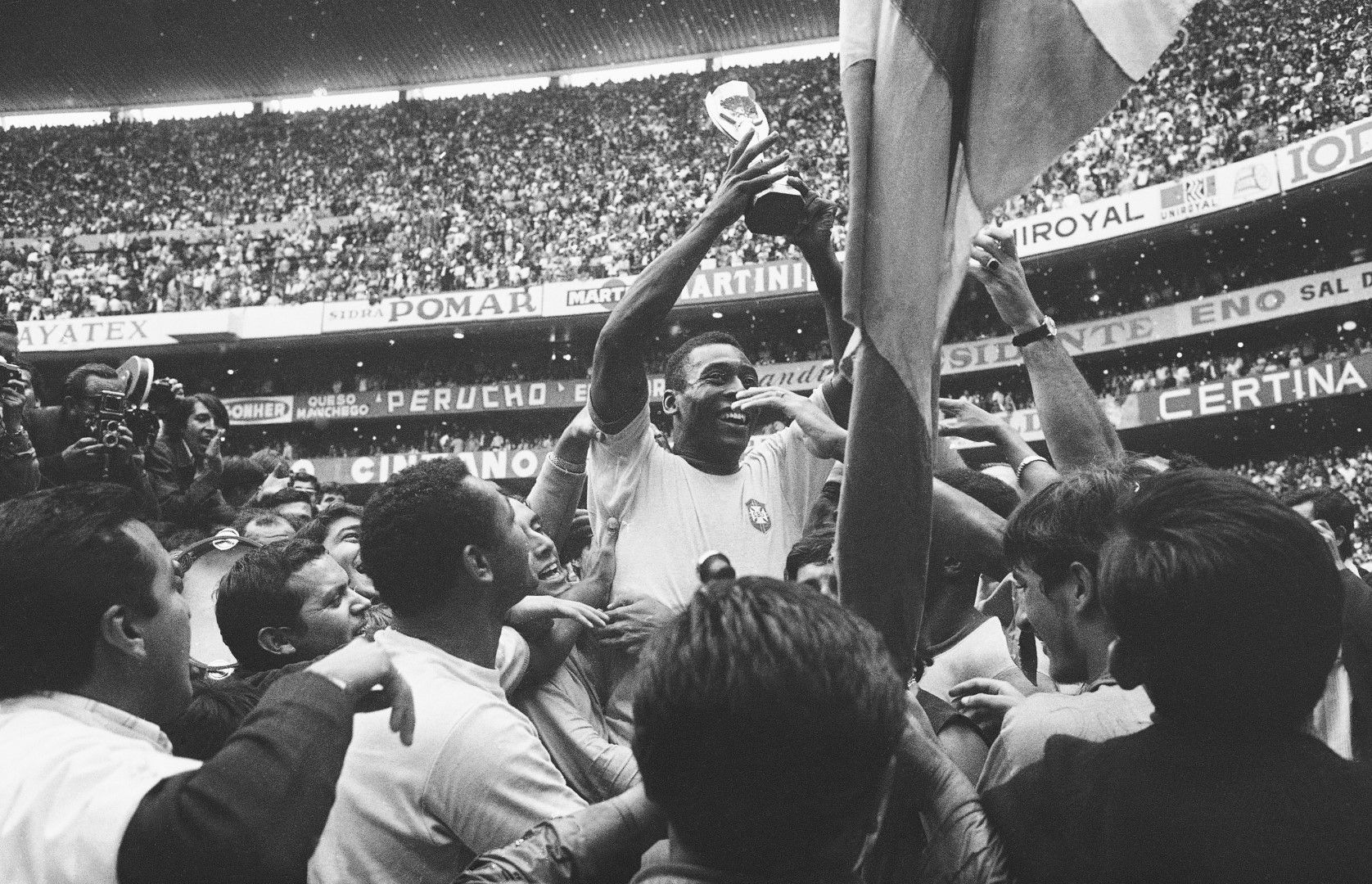 Корона за Краля. Бразилският отбор от 1970-а е считан за един от най-великите във футболната история. Третата световна титла за 12 години идва с водещата роля на Пеле, който е големият герой на Мондиала в Мексико. Финал, достоен за този тим, носи гръмкото 4:1 над Италия, а кадърът с десетката в златисто, вдигнал световната купа, е символичен за псевдонима му - Крал на футбола.
