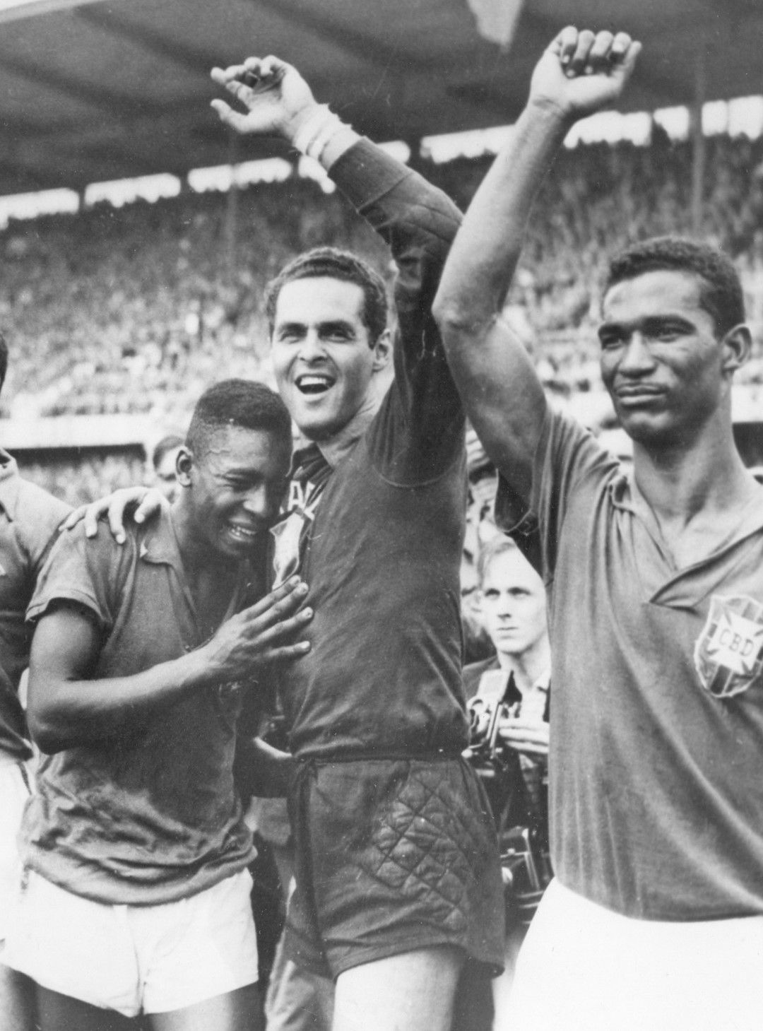 1958 г., Мондиал в Швеция. 17-годишното момче, превърнало се в герой и изумило света, плаче в прегръдките на вратаря Жилмар и лидера на тима Диди. Бразилия за първи път е световен шампион!
