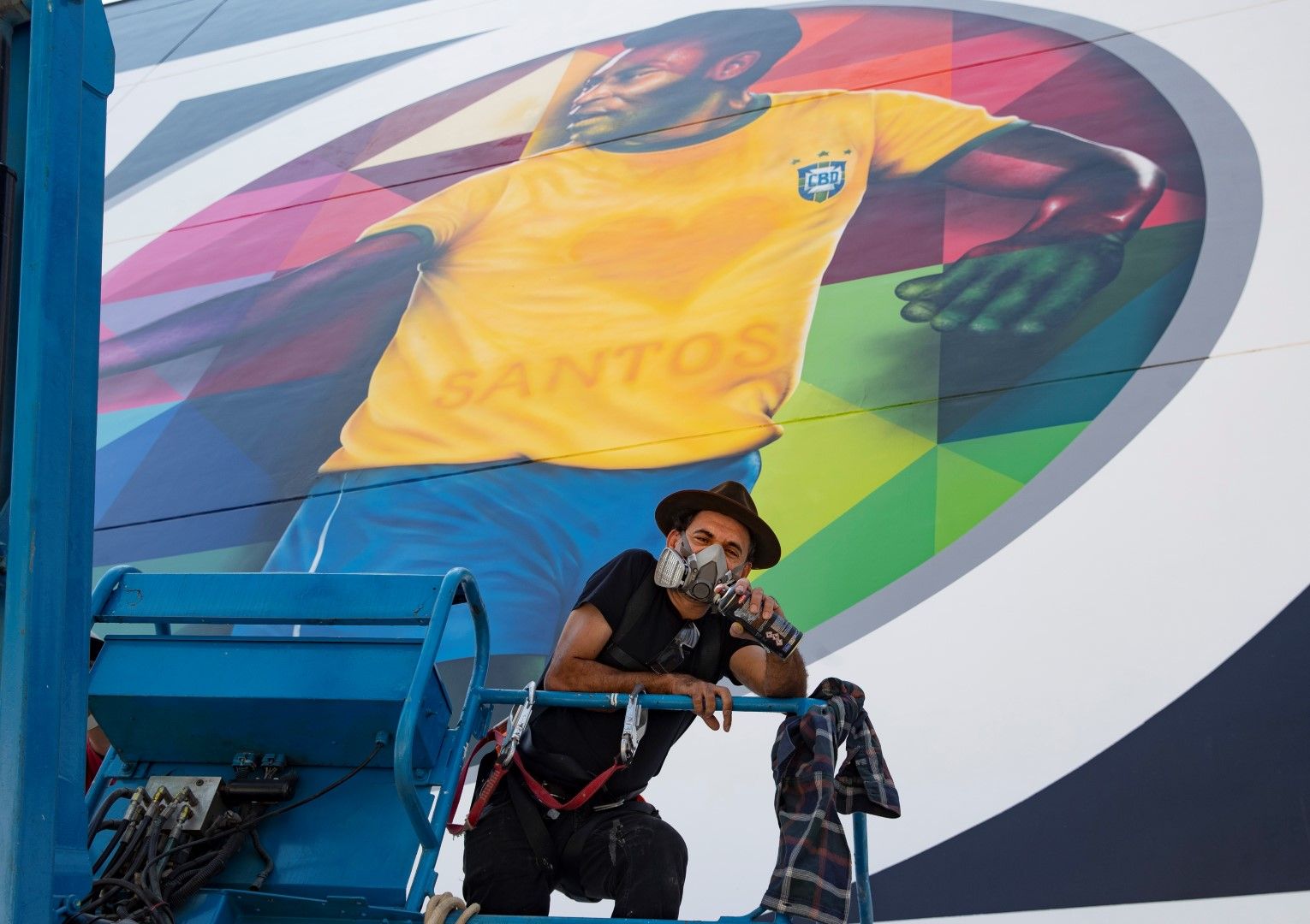 Град Сантос осъмна в петък в графити и рисунки на Краля - най-популярният син на мястото