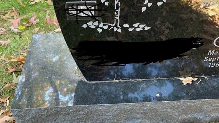 QR код и на... надгробната плоча