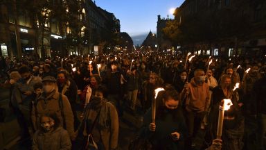 Хиляди унгарци се включиха в мълчаливо шествие със запалени факли