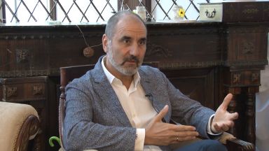 Трябва да се отграничим от политиканстването защото с популизма който