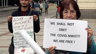 Десетки граждани се събраха днес пред Народния театър Иван Вазов