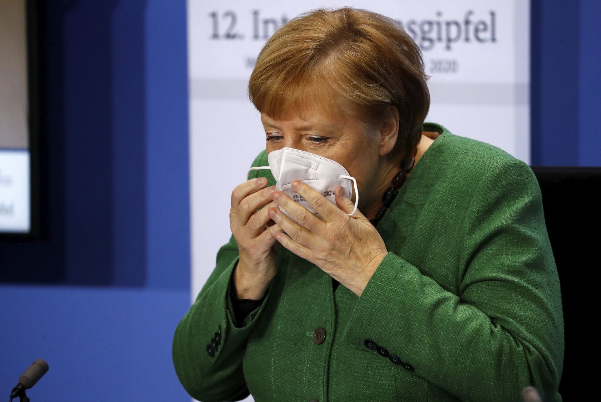 Ангела Меркел стриктно спазва правилата за носене на маска