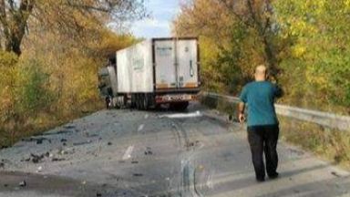 Един човек е пострадал при катастрофа между два тира в