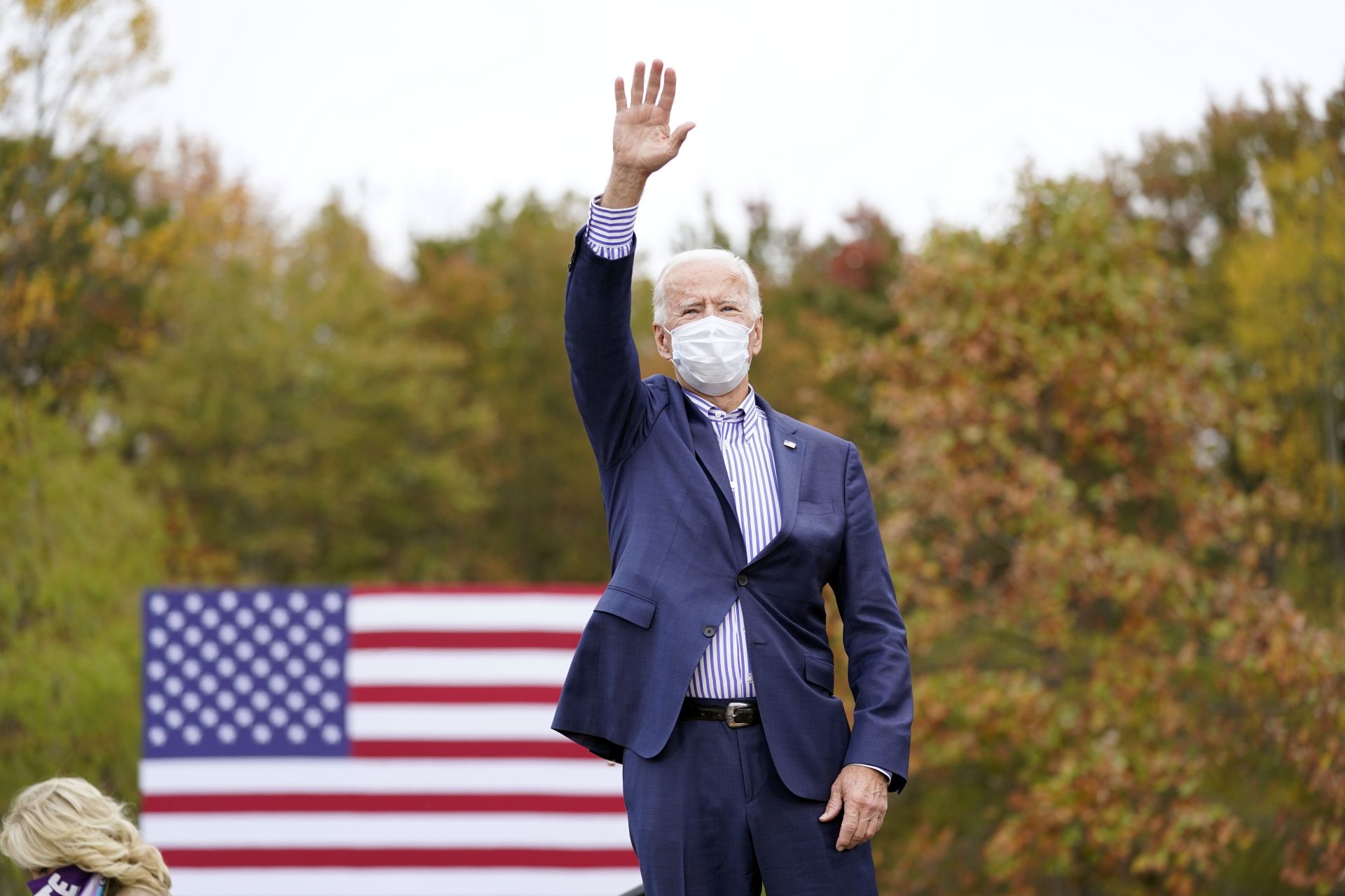 Джо Байдън говори с маска на предизборен митинг