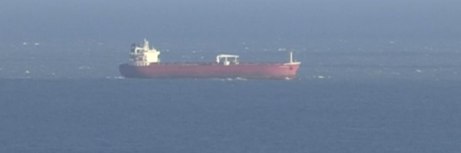 Британски спецчасти превзеха танкер с агресивни бежанци