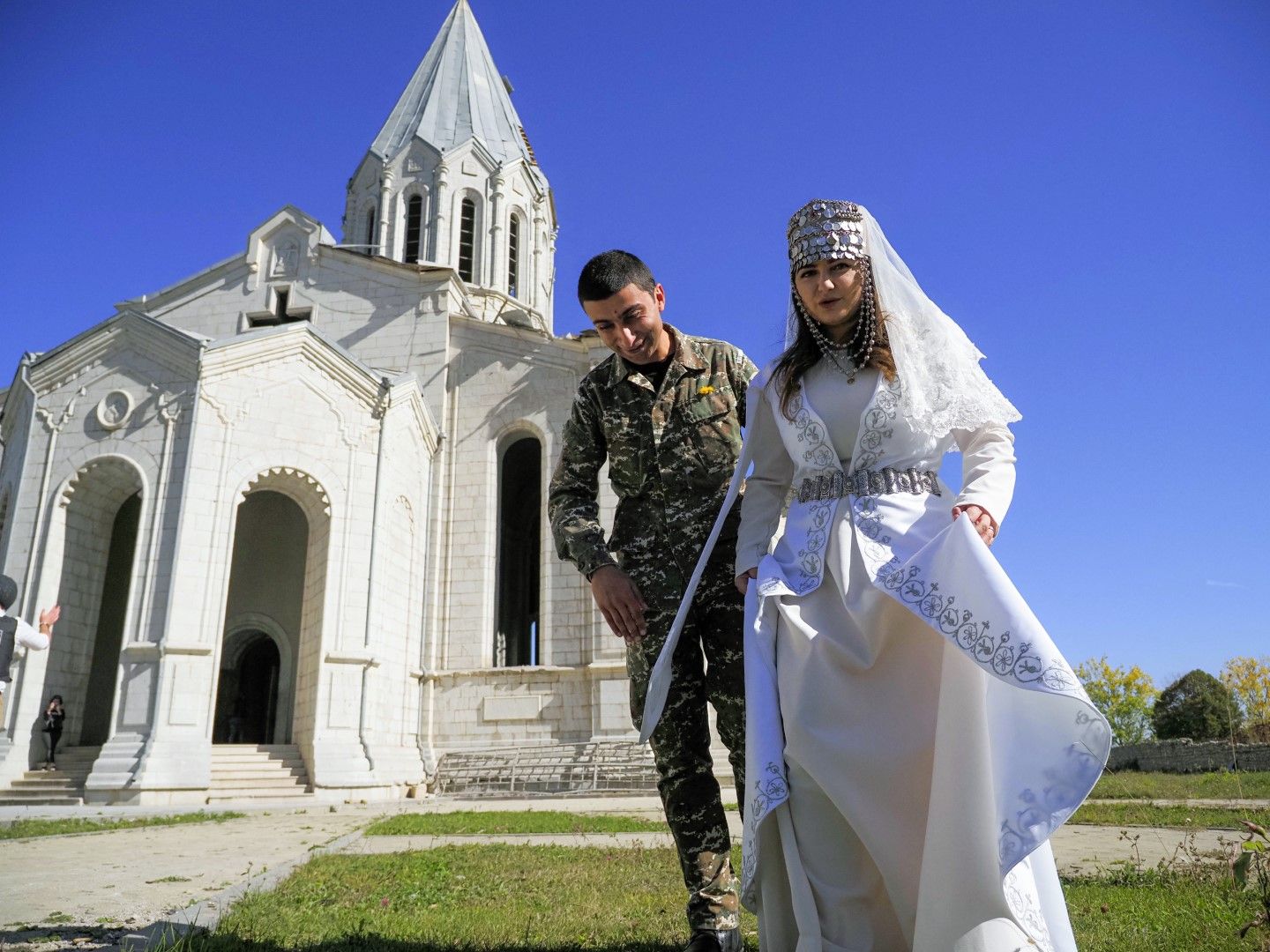 Войникът Ованес Ховсепян и Мариам Саргсян след тяхната сватбена церемония в катедралата Христос Спасител, поразена от ракетен удар на Азербайджан в град Шуши, Нагорни Карабах, 24 октомври 