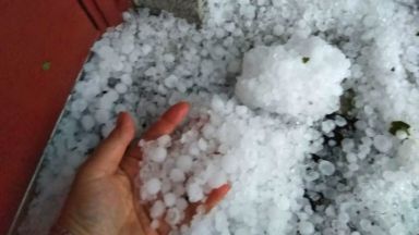 Силен дъжд придружен с градушка наводни улици и булеварди в