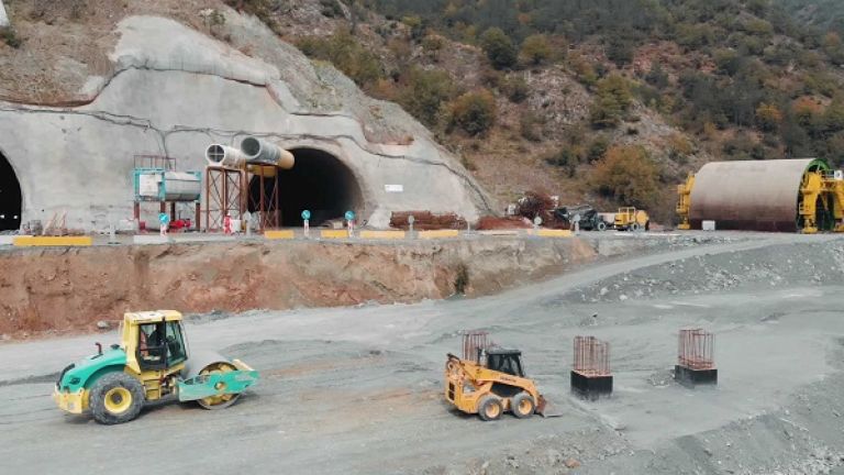 Ново срутване е станало в строящия се тунел Железница, като