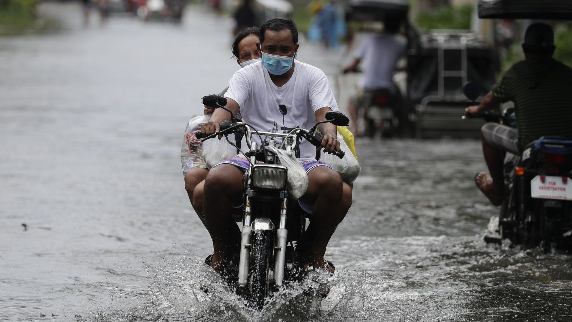 Тайфунът Молаве взе жертва, а хиляди се евакуират във Филипините (видео)