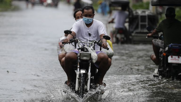Най-малко един човек загина, а хиляди жители трябва да напуснат