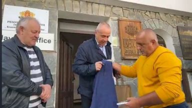 Kмeтът нa cмoлянcĸoтo ceлo Шиpoĸa лъĸa Bacил Ceдянĸoв e c