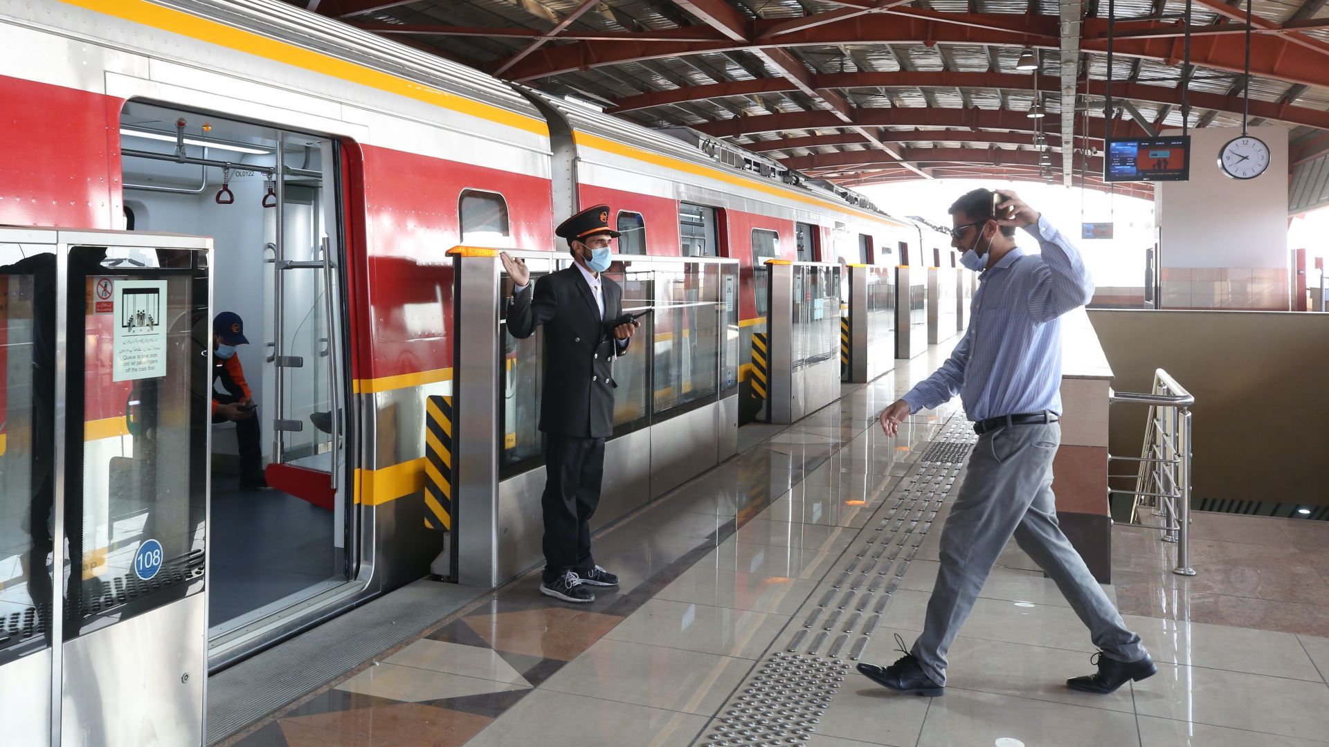 Първото метро в Пакистан потегли в Лахор (снимки)
