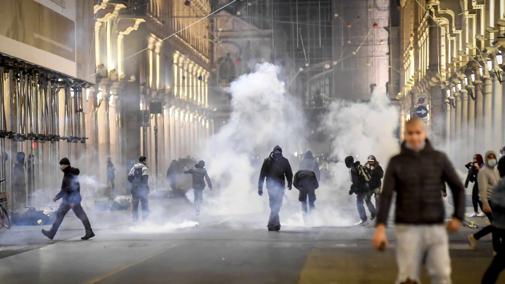 Протести и погроми в Италия заради затягане на Covid мерките (снимки и видео)
