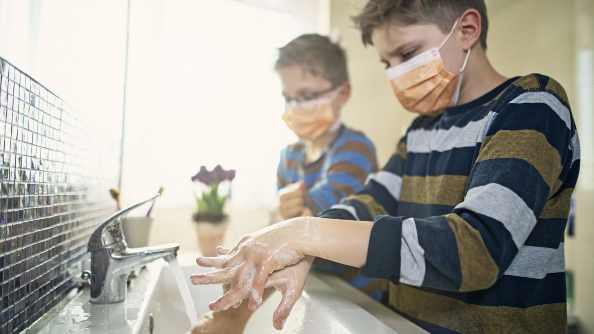 Как да предпазим децата през зимата, когато грип и коронавирус „чукат на вратата“