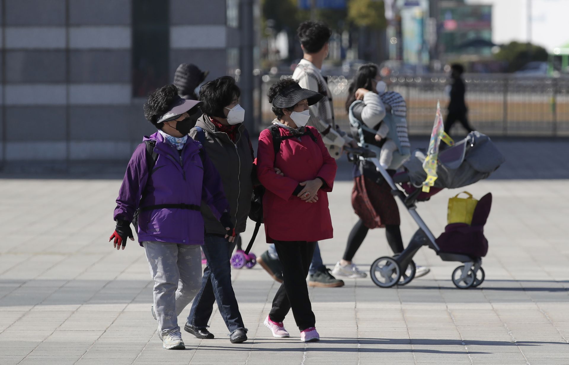 По улиците на Сеул всички са с маски постоянно