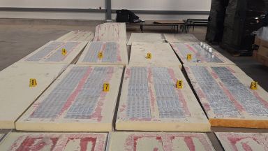 Митнически служители откриха 100 000 къса цигари в куриерска пратка