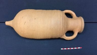 Изцяло съхранена амфора за вино от 5 век беше открита