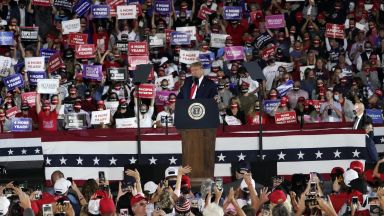 Съседи и доброволци раздават вода и закуски на избиратели с