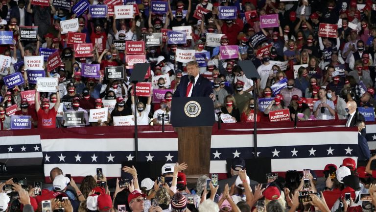 Съседи и доброволци раздават вода и закуски на избиратели с