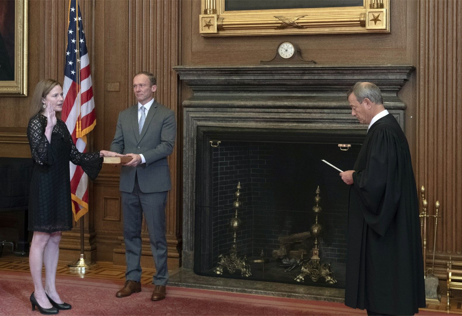 Ейми Кони Барет полага клетва като нов член на Върховния съд на САЩ