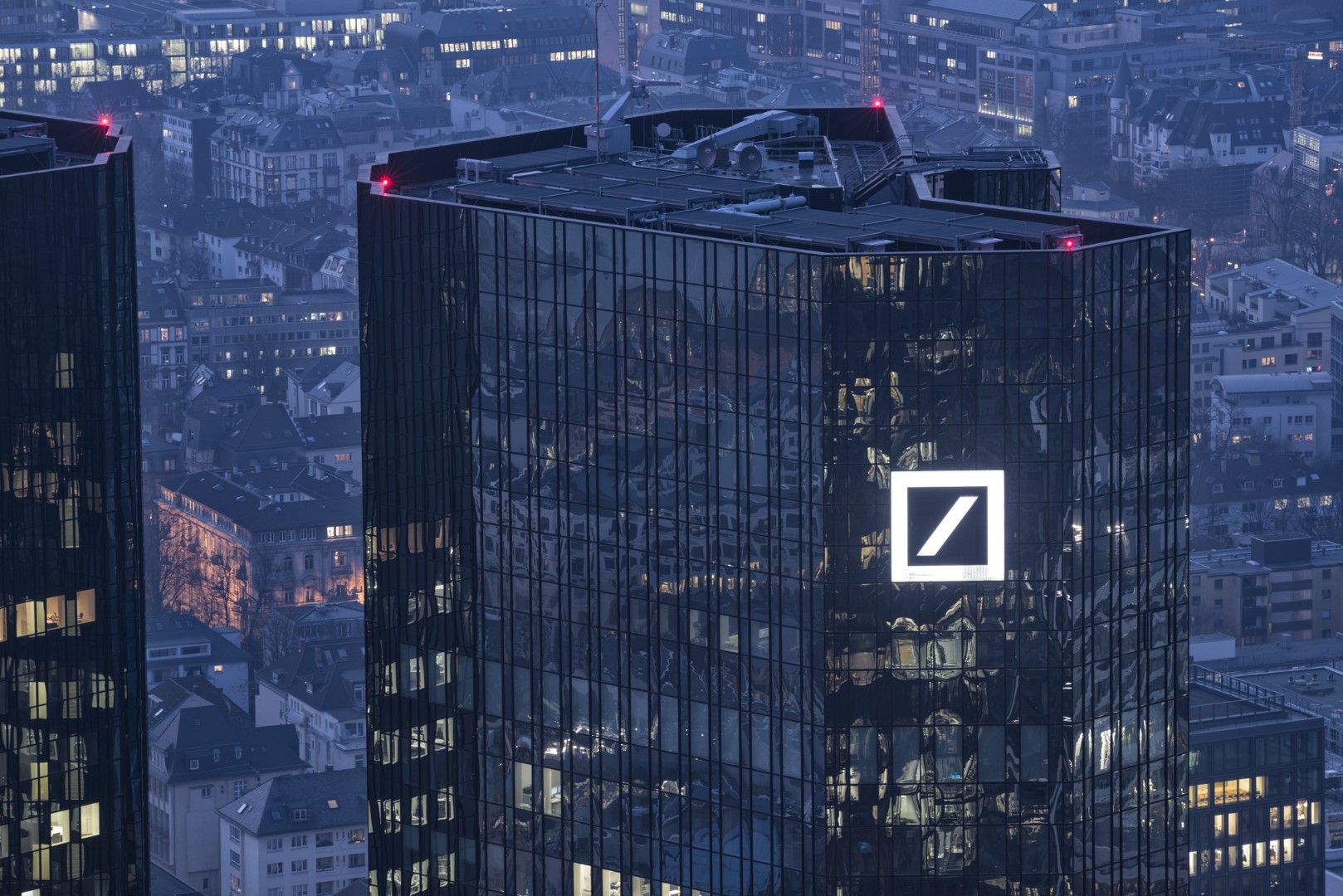 Преструктурирането на Deutsche bank, включително съкращаването на хиляди работни места, напредва добре, а икономическата среда се стабилизира. Това кара ръководството да е все по-оптимистично настроено