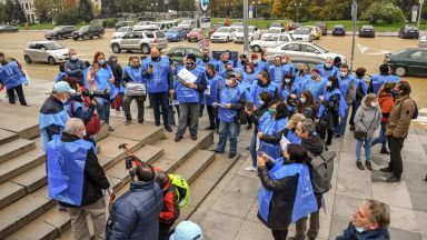 Протестиращи от КТ Подкрепа се събраха пред парламента за да изразят