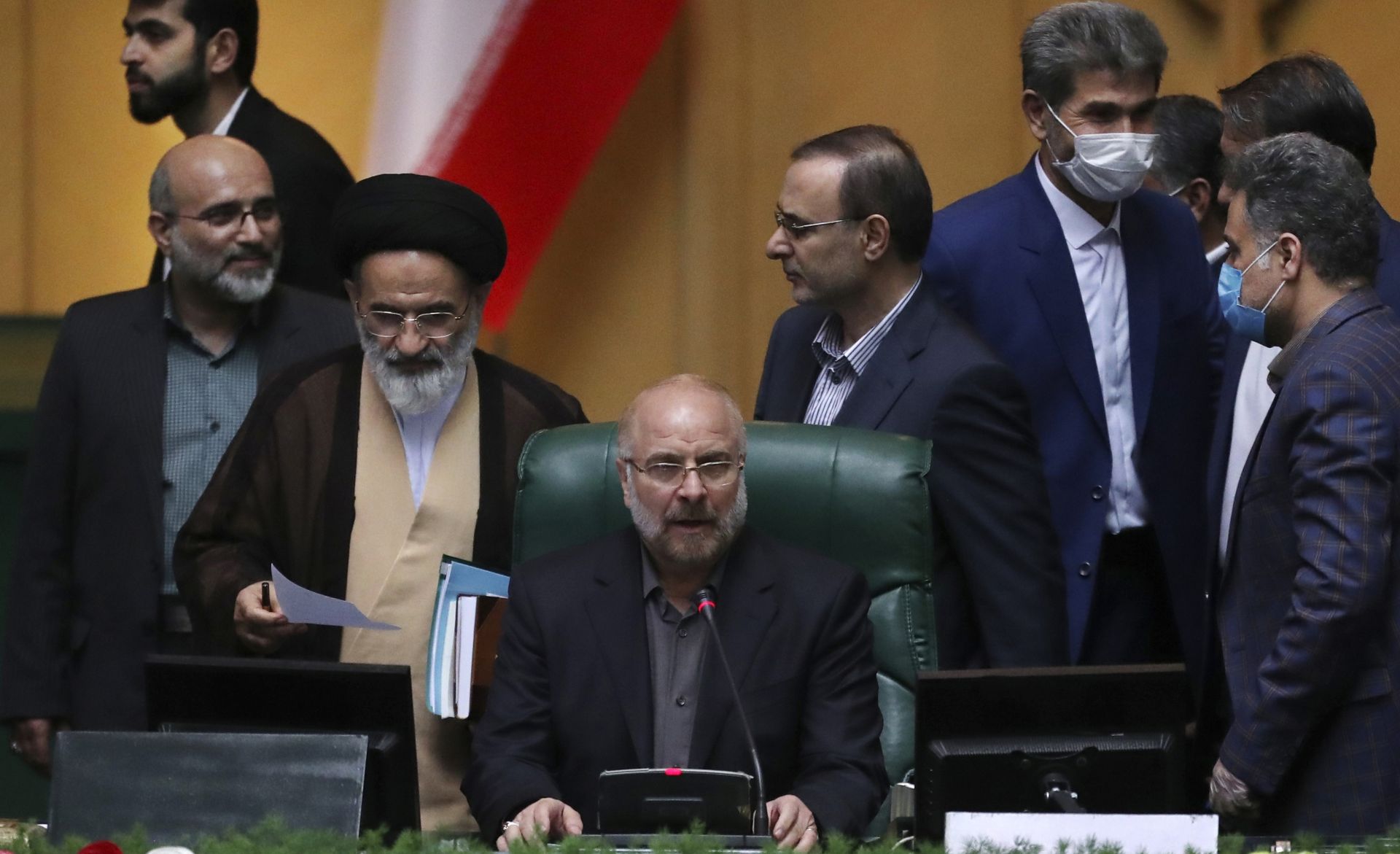 Председателят на парламента в Иран Мохамад Багер Галибаф е с положителен тест, но въпреки това не всички депутати в иранския парламент са с маски, нито спазват дистанция