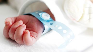 Обявено за момче новородено в Пловдив, се оказа момиче, родителите твърдят, че бебето е сменено