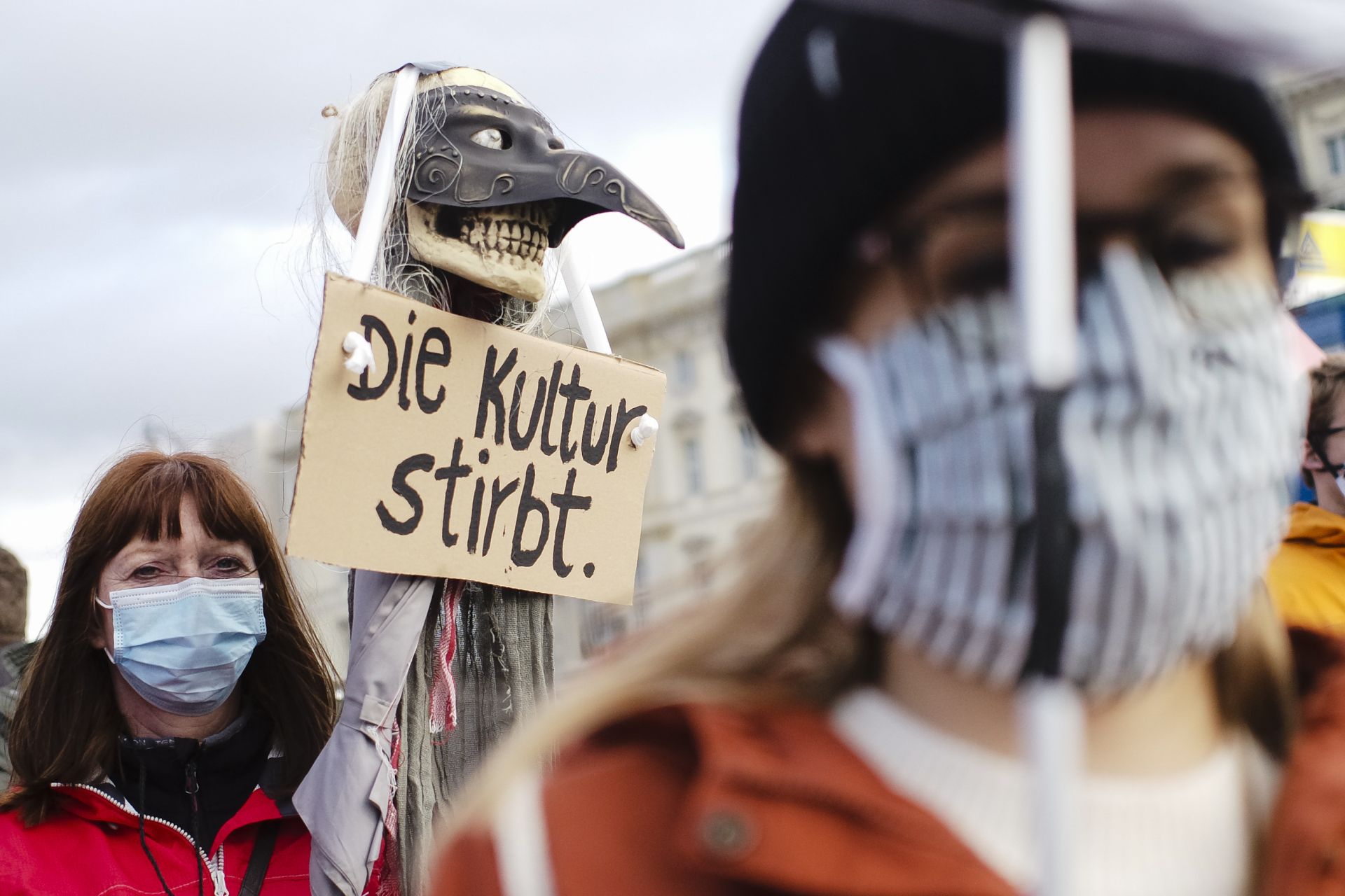Жена държи плакат с надпис „Културата умира“ на протест на работещи в развлекателната индустрия срещу икономическата политика на германското правителство за борба с COVID-19 и изисква повече подкрепа за бизнес