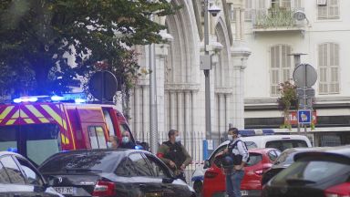 Три са жертвите на терористичната атака във френския град Ница