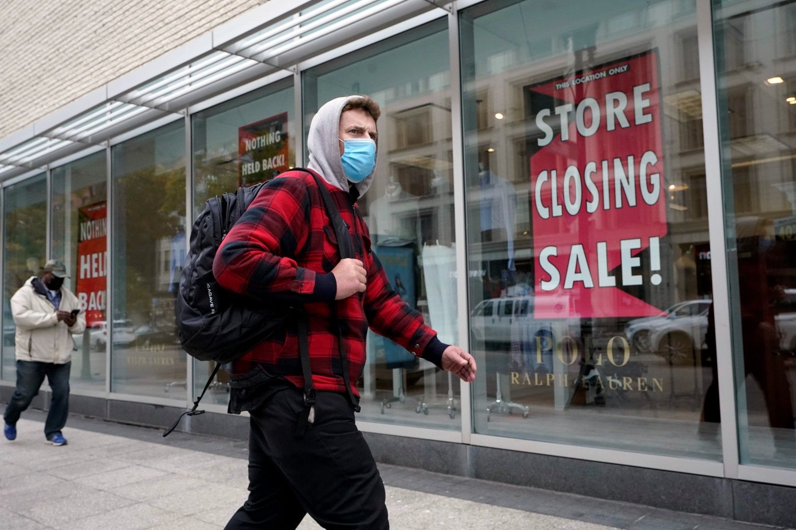 Минувачи вървят покрай универсален магазин, на който предсъои затваряне, 27 октомври 2020 г. в Бостън