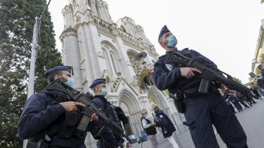Френската полиция освободи трима заподозрени арестувани след нападението в църква