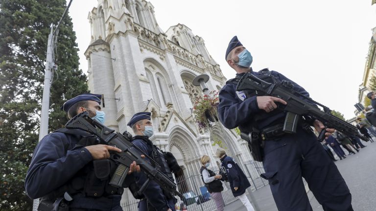 Френската полиция освободи трима заподозрени, арестувани след нападението в църква